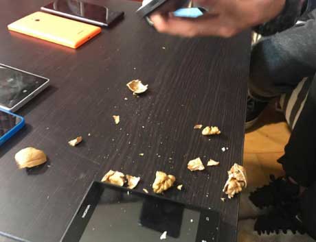 诺基亚6砸核桃