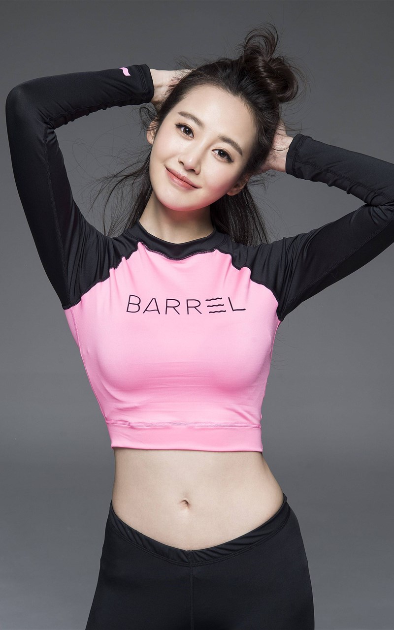 凹凸有致运动美女李纯俏皮写真手机壁纸组图4